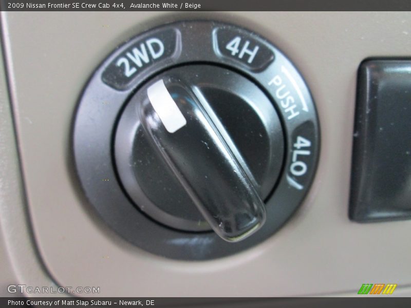 Avalanche White / Beige 2009 Nissan Frontier SE Crew Cab 4x4