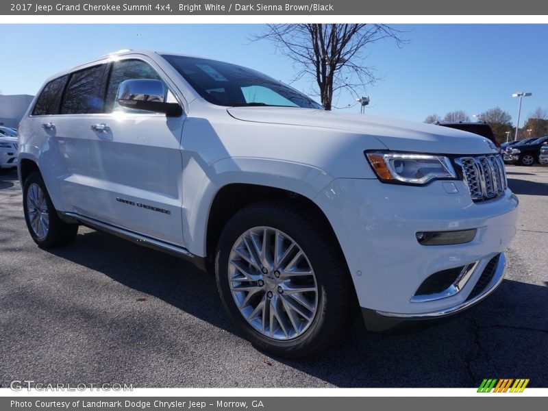 Front 3/4 View of 2017 Grand Cherokee Summit 4x4