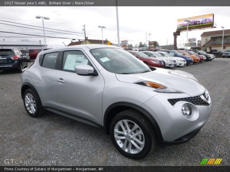 Front 3/4 View of 2017 Juke S AWD