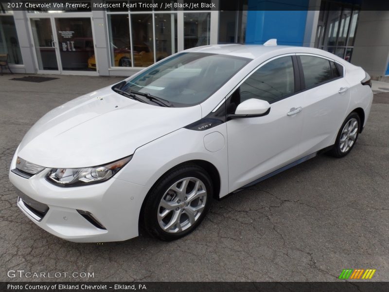 Front 3/4 View of 2017 Volt Premier