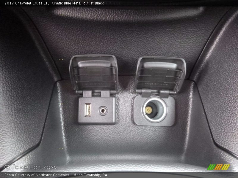 Kinetic Blue Metallic / Jet Black 2017 Chevrolet Cruze LT