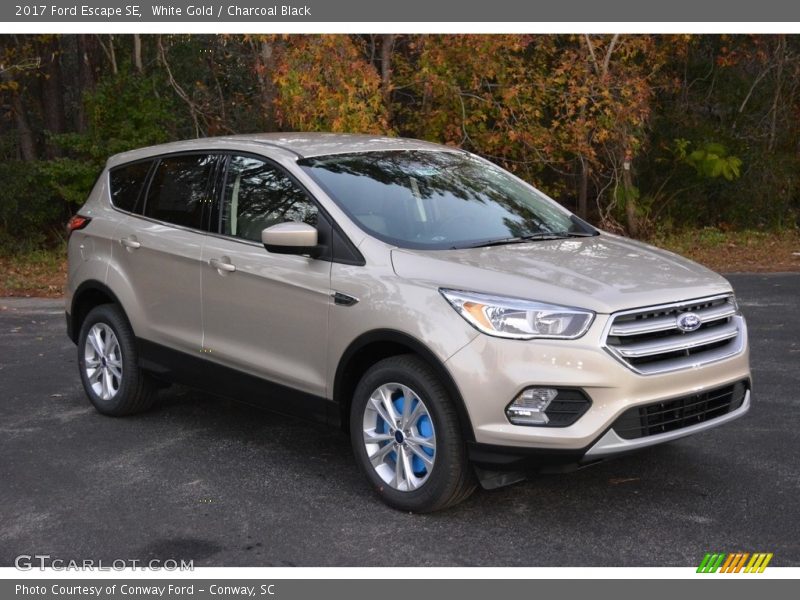 Front 3/4 View of 2017 Escape SE