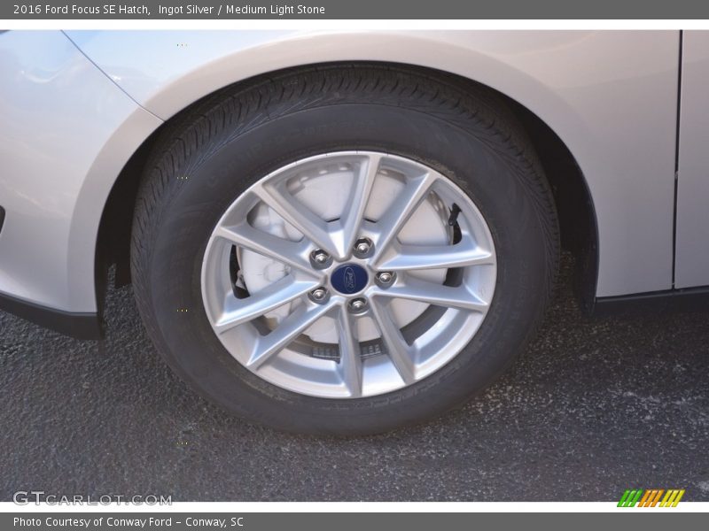Ingot Silver / Medium Light Stone 2016 Ford Focus SE Hatch