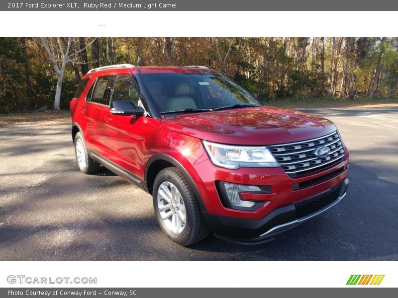 Front 3/4 View of 2017 Explorer XLT