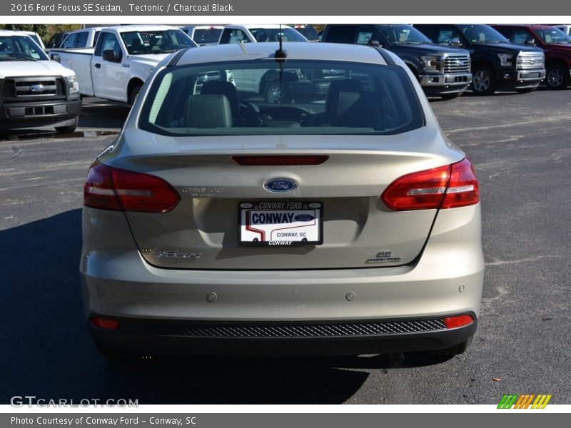 Tectonic / Charcoal Black 2016 Ford Focus SE Sedan