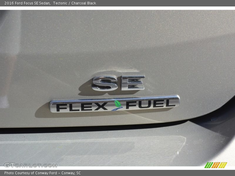 Tectonic / Charcoal Black 2016 Ford Focus SE Sedan