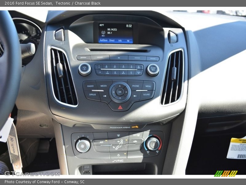 Tectonic / Charcoal Black 2016 Ford Focus SE Sedan