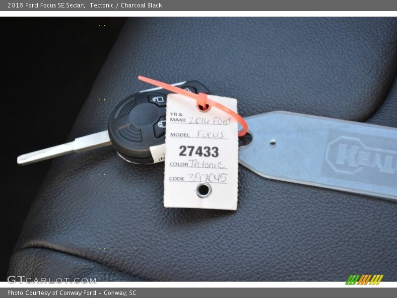 Tectonic / Charcoal Black 2016 Ford Focus SE Sedan