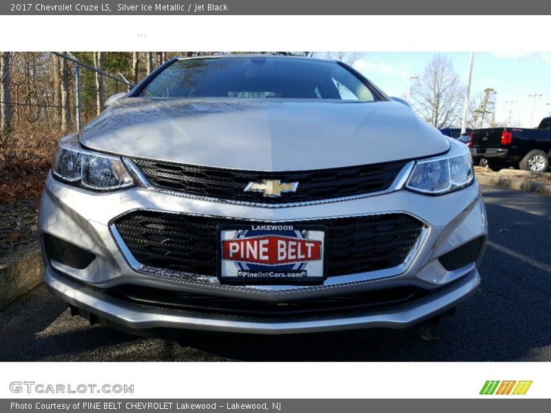 Silver Ice Metallic / Jet Black 2017 Chevrolet Cruze LS