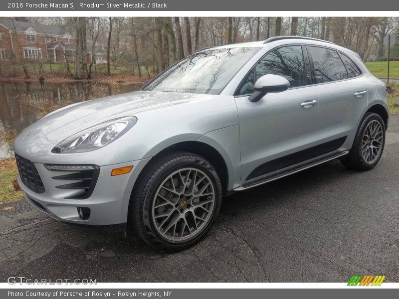 Front 3/4 View of 2016 Macan S