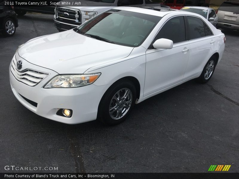Super White / Ash 2011 Toyota Camry XLE