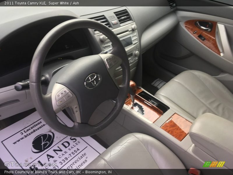 Super White / Ash 2011 Toyota Camry XLE