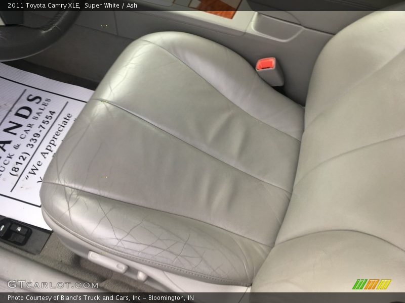 Super White / Ash 2011 Toyota Camry XLE