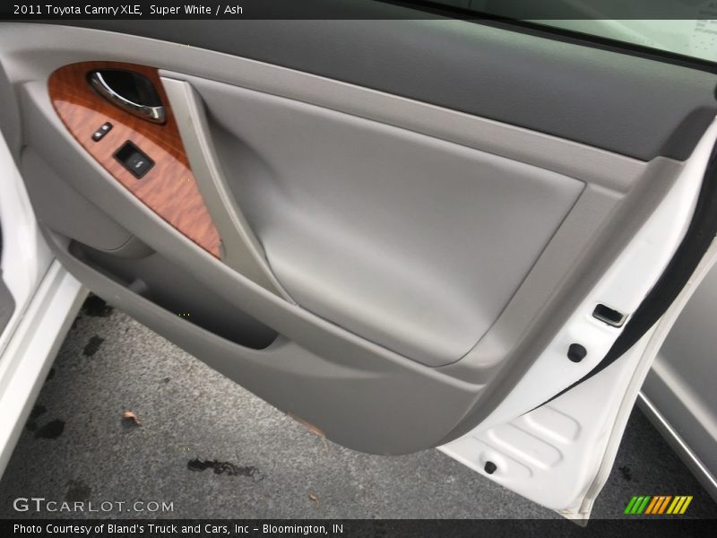 Super White / Ash 2011 Toyota Camry XLE