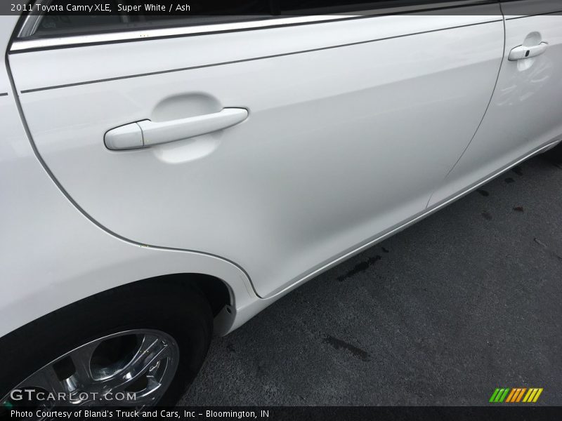Super White / Ash 2011 Toyota Camry XLE