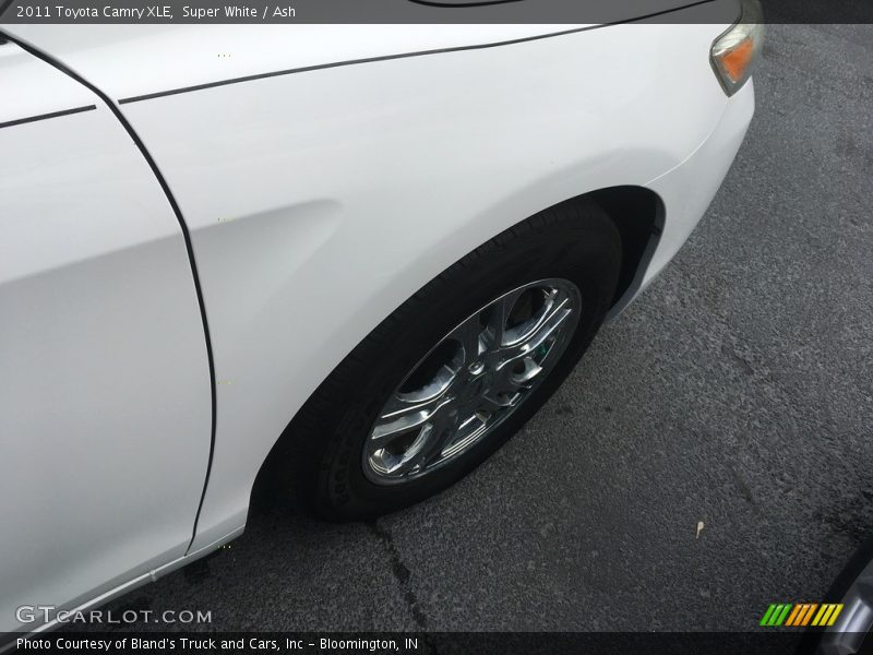 Super White / Ash 2011 Toyota Camry XLE