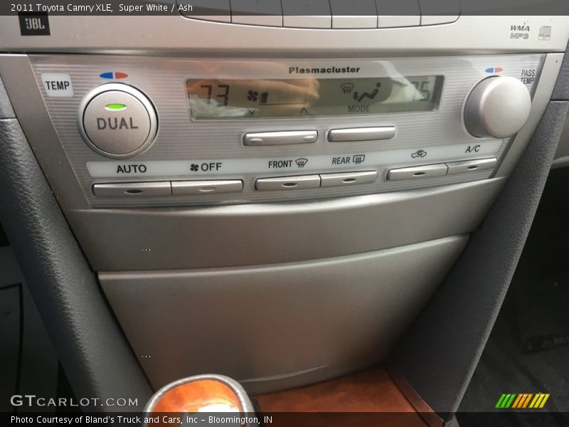 Super White / Ash 2011 Toyota Camry XLE
