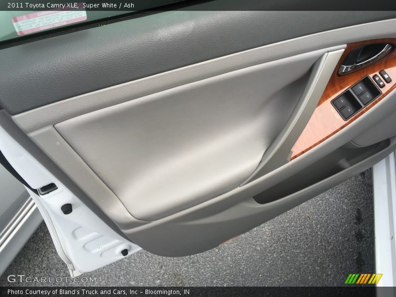 Super White / Ash 2011 Toyota Camry XLE
