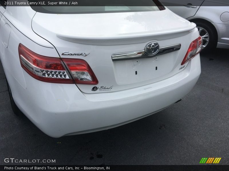 Super White / Ash 2011 Toyota Camry XLE