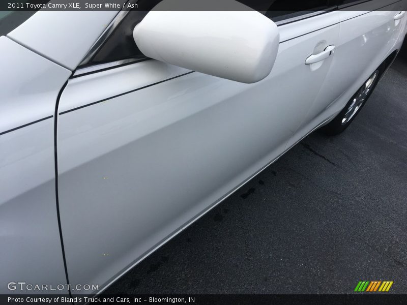 Super White / Ash 2011 Toyota Camry XLE