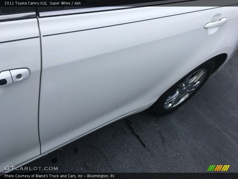 Super White / Ash 2011 Toyota Camry XLE