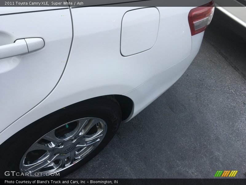 Super White / Ash 2011 Toyota Camry XLE