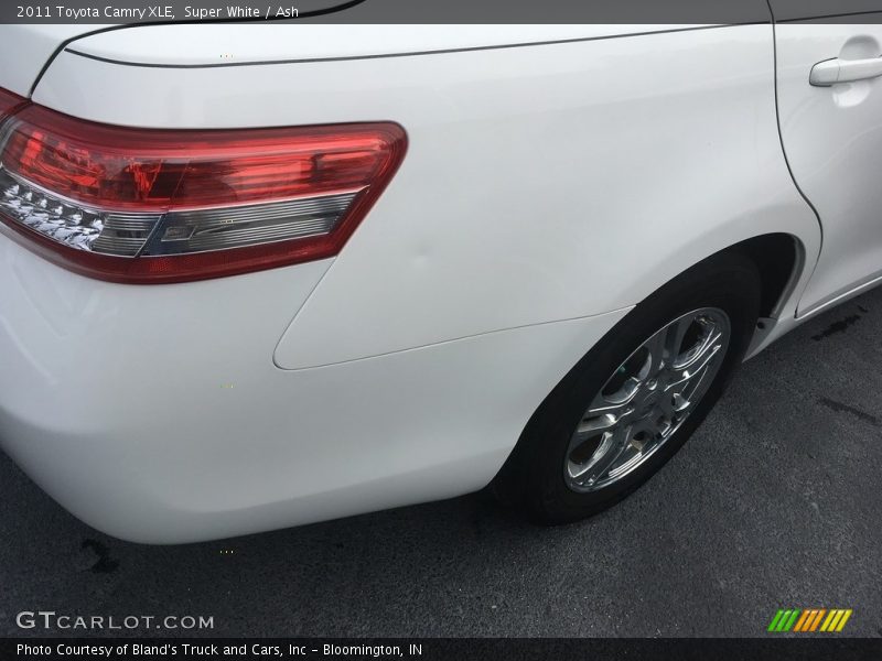 Super White / Ash 2011 Toyota Camry XLE