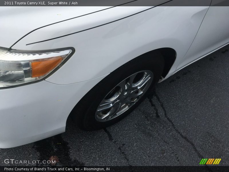 Super White / Ash 2011 Toyota Camry XLE