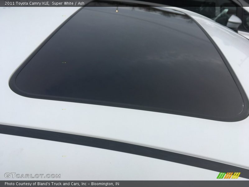 Super White / Ash 2011 Toyota Camry XLE