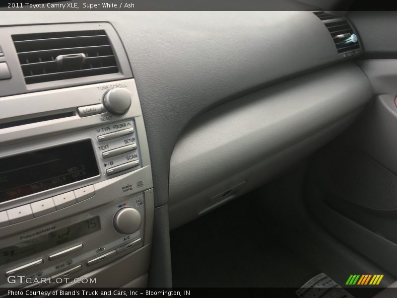 Super White / Ash 2011 Toyota Camry XLE