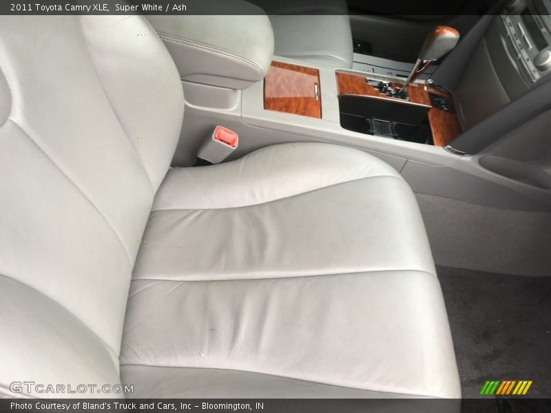 Super White / Ash 2011 Toyota Camry XLE