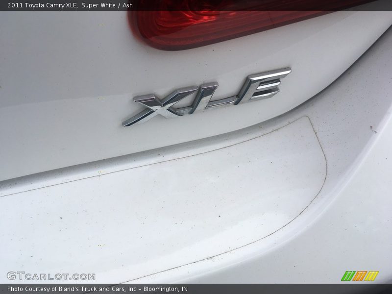 Super White / Ash 2011 Toyota Camry XLE