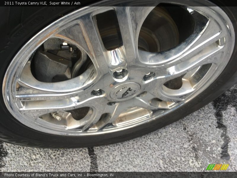Super White / Ash 2011 Toyota Camry XLE