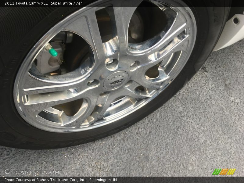 Super White / Ash 2011 Toyota Camry XLE