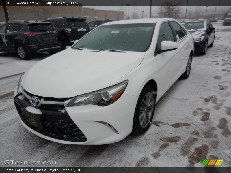 Super White / Black 2017 Toyota Camry SE