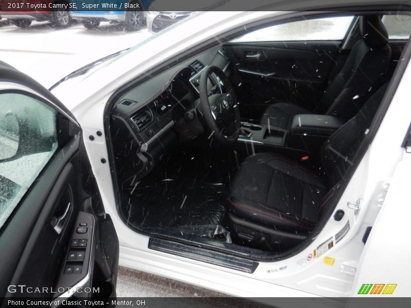 Super White / Black 2017 Toyota Camry SE
