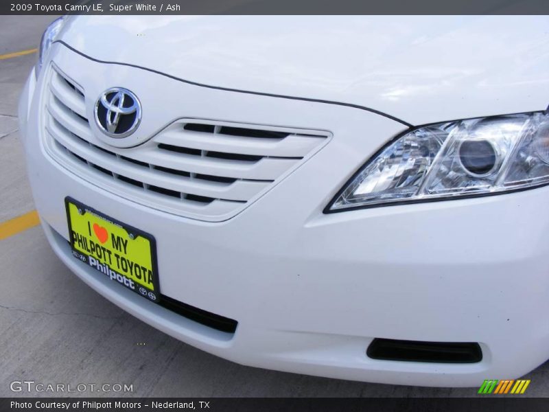 Super White / Ash 2009 Toyota Camry LE