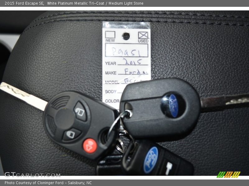 White Platinum Metallic Tri-Coat / Medium Light Stone 2015 Ford Escape SE