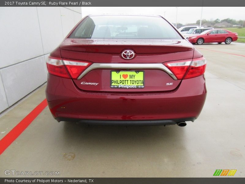 Ruby Flare Pearl / Black 2017 Toyota Camry SE