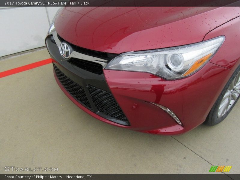 Ruby Flare Pearl / Black 2017 Toyota Camry SE