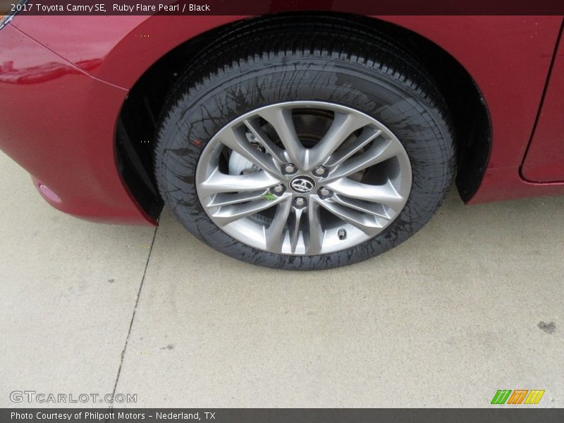 Ruby Flare Pearl / Black 2017 Toyota Camry SE