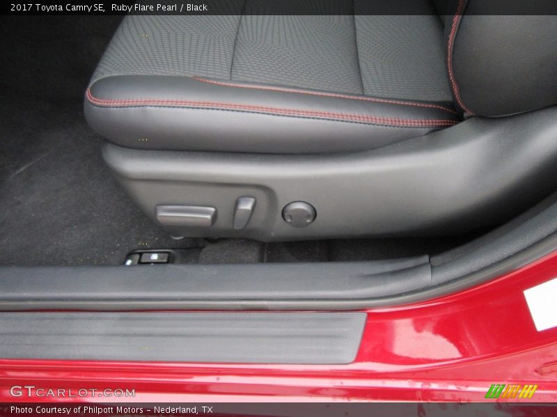 Ruby Flare Pearl / Black 2017 Toyota Camry SE