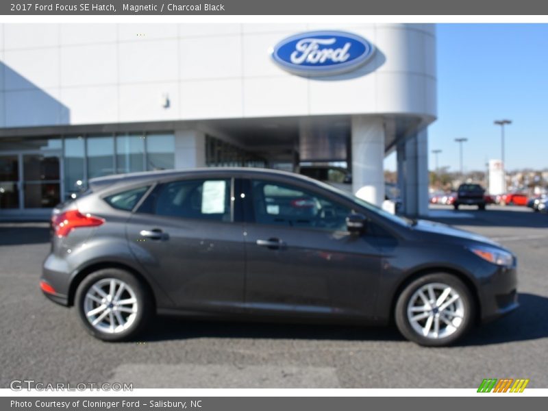 Magnetic / Charcoal Black 2017 Ford Focus SE Hatch