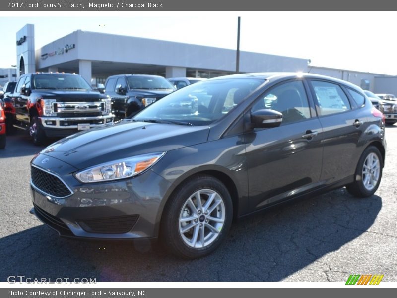 Magnetic / Charcoal Black 2017 Ford Focus SE Hatch