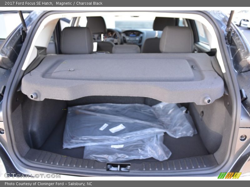 Magnetic / Charcoal Black 2017 Ford Focus SE Hatch