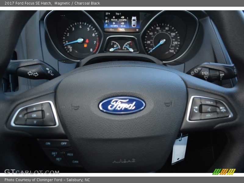 Magnetic / Charcoal Black 2017 Ford Focus SE Hatch