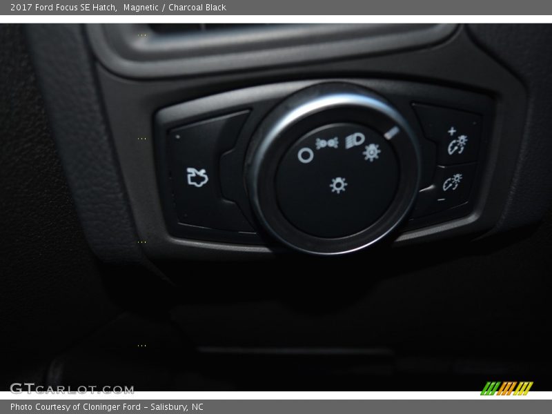 Magnetic / Charcoal Black 2017 Ford Focus SE Hatch