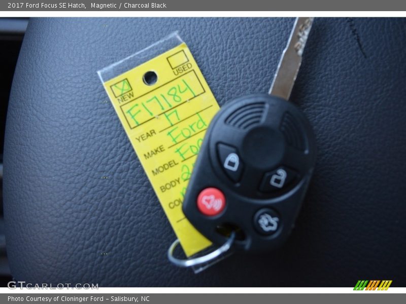 Magnetic / Charcoal Black 2017 Ford Focus SE Hatch