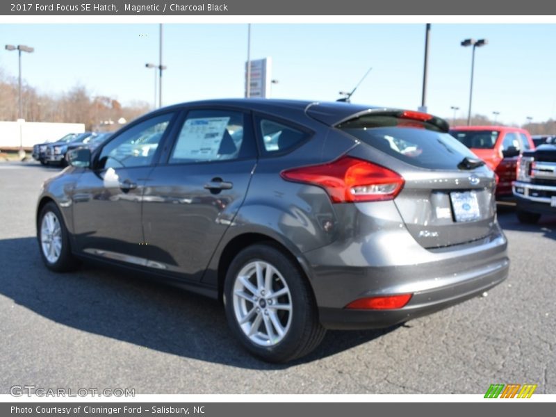 Magnetic / Charcoal Black 2017 Ford Focus SE Hatch