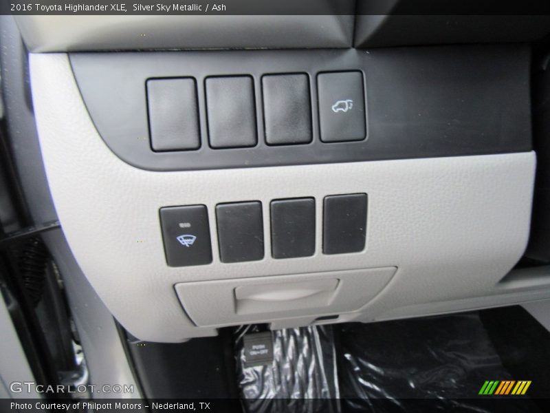 Silver Sky Metallic / Ash 2016 Toyota Highlander XLE